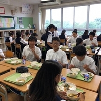 写真：給食を食べている生徒たち1