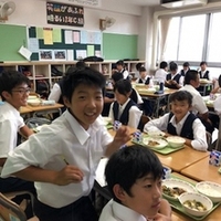 写真：給食を食べている生徒たち2