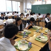 写真：給食を食べている生徒たち3