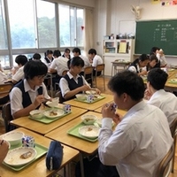 写真：給食を食べている生徒たち4