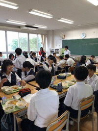 写真：給食を食べている様子1