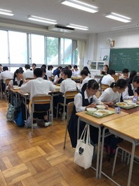 写真：給食を食べている様子2