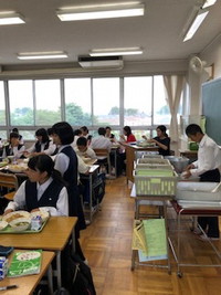 写真：給食を食べている様子3