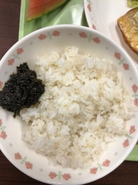 写真：麦ご飯　海苔の佃煮
