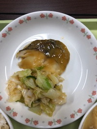 写真：魚の西京焼き（タラ）　キャベツのピリ辛和え