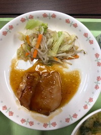 写真：鶏肉の照り焼き　おひたし