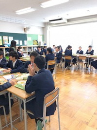 写真：給食を食べている様子1