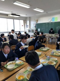写真：給食を食べている様子2