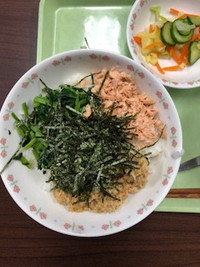 写真：三食丼