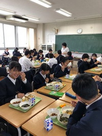 写真：給食を食べている様子1