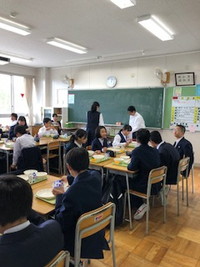 写真：給食を食べている様子2