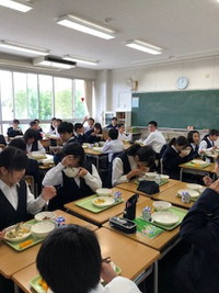 写真：給食を食べている様子3