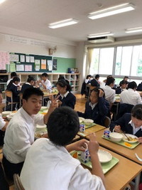 写真：給食を食べている様子4