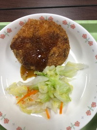 写真：チーズ入りポテトコロッケ　ボイルキャベツ