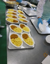 写真：お弁当形式で配膳されたドライカレー