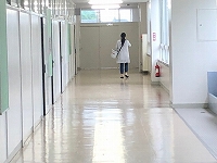 写真：校内を清掃する様子3