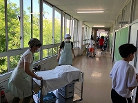 写真：6月16日大人による配膳の様子3