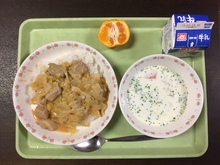 牛乳、セゲティングラーシュ（チェコ料理）、ポテトくるーむスープ、ぽんかんの写真