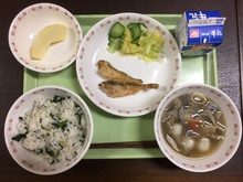 牛乳、じゃこ入りご飯、ハタハタのから揚げ、即席漬け、たまご汁、りんごの写真