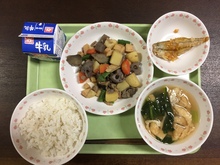 牛乳、麦ご飯、わかさぎの南蛮漬け、筑前煮、味噌汁の写真