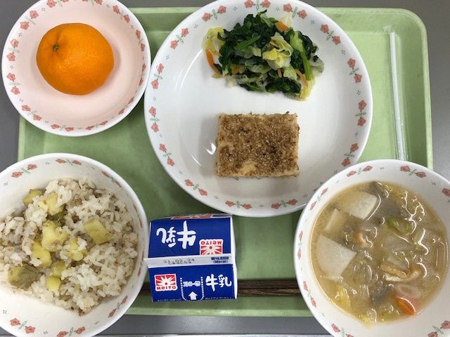 牛乳　さつま芋ご飯