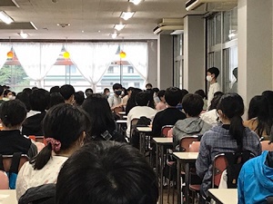 昼食の様子