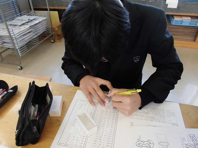 図を石に写す
