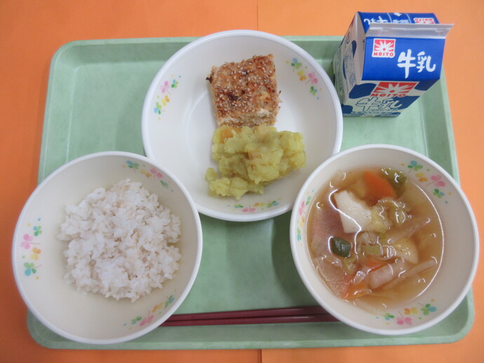 1月9日の給食 ご飯 田舎汁 松風焼き 栗きんとん 牛乳