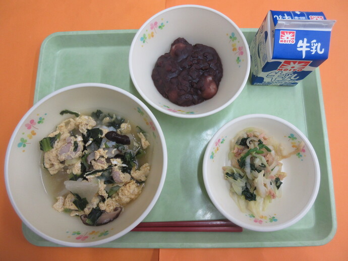1月13日の給食 たまご雑炊 野菜とツナのあえもの お汁粉 牛乳