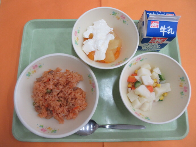 チキンライス マセドアンサラダ フルーツヨーグルトがけ 牛乳