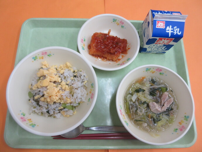 1月19日の給食 高菜チャーハン 春雨スープ いかのチリソース 牛乳