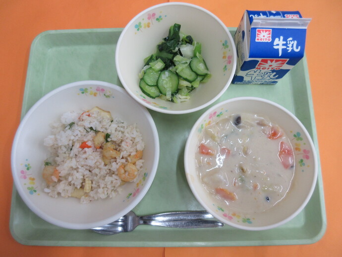 1月22日の給食 シーフードピラフ 冬野菜のミルク煮 グリーンサラダ 牛乳