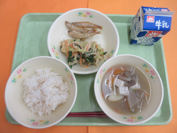 1月23日の給食 ご飯 味噌けんちん わかさぎの唐揚げ 茹野菜のごまだれかけ 牛乳