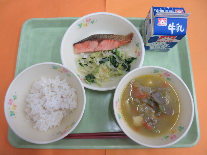 1月26日の給食 ご飯 豚汁 鮭の塩焼き 青菜の即席漬け 牛乳