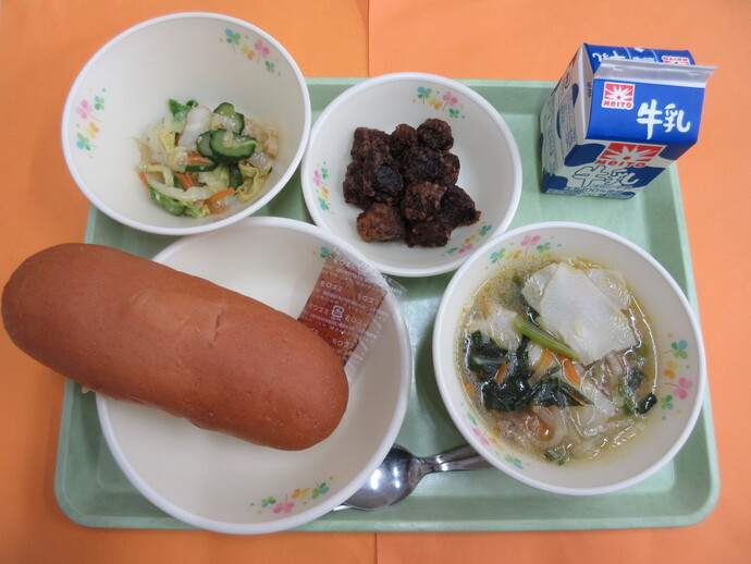 1月27日の給食 コッペパン いちごジャム ワンタンスープ クジラの竜田揚げ 白菜サラダ 牛乳