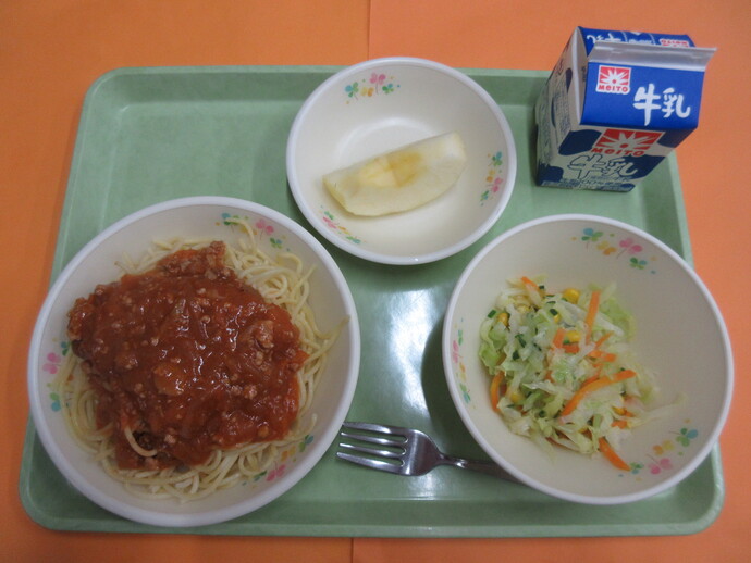 1月28日の給食 スパゲティミートソース コールスロー りんご 牛乳