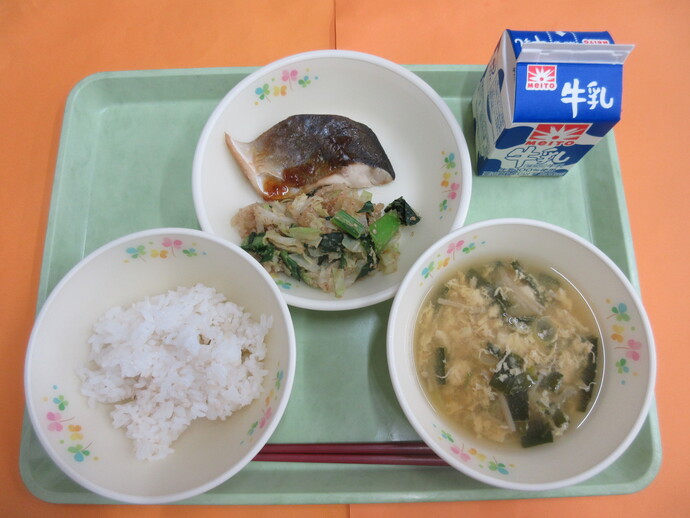 1月29日の給食 ごはん にらたま汁 ぶりの照り焼き ごまあえ 牛乳