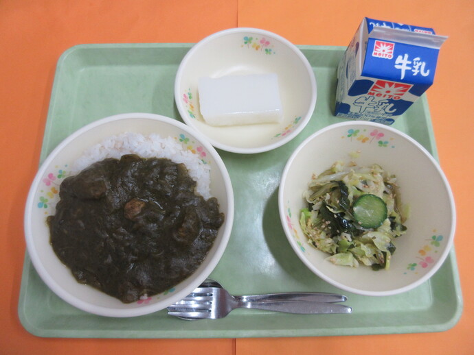 1月31日の給食 清瀬のほうれん草カレーライス 海藻サラダ サワーかん 牛乳