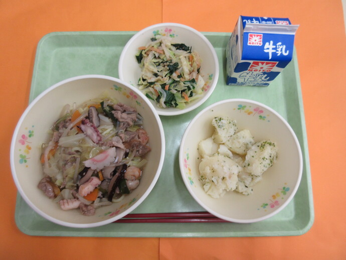 2月4日の給食 ちゃんぽん ゆで野菜ごまあえ 粉ふき芋 牛乳
