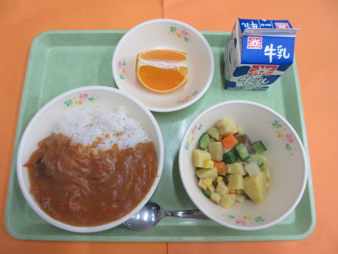 2月5日の給食 ハヤシライス マセドアンサラダ でこぽん 牛乳