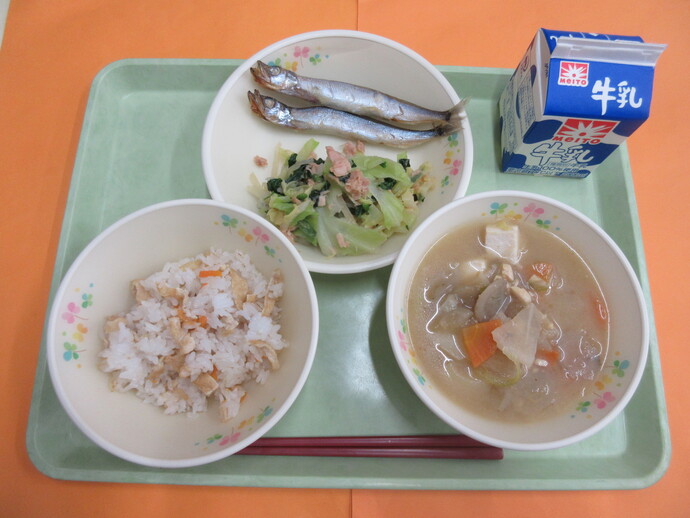 2月6日の給食 こぎつねご飯 呉汁 焼きししゃも 野菜とツナのあえもの 牛乳