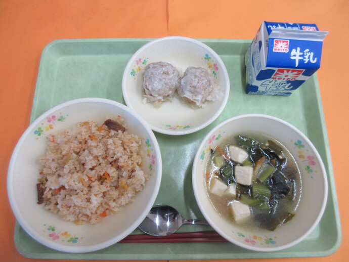 2月9日 キムチチャーハン わかめスープ 花しゅうまい 牛乳