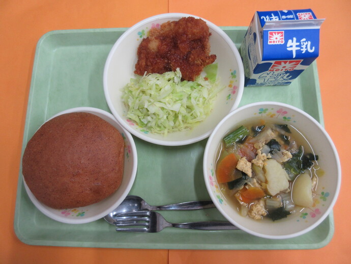 2月10日の給食 胚芽パン チキンカツ ボイルキャベツ 白菜のスープ 牛乳