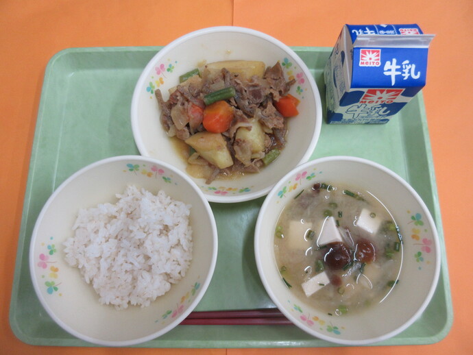 ご飯 なめこ汁 肉じゃが 牛乳
