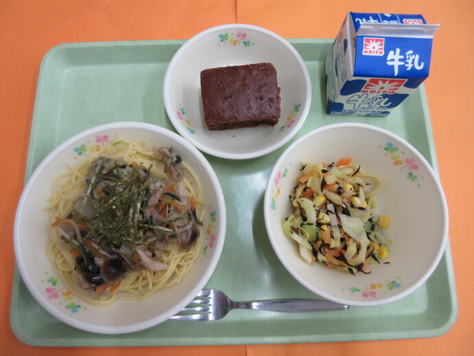2月13日 きのこスパゲティ ひじきサラダ チョコレートケーキ 牛乳