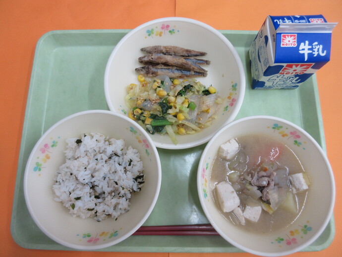 2月16日の給食 わかめごはん 豚汁 きびなご揚げ こんにゃくあえ 牛乳