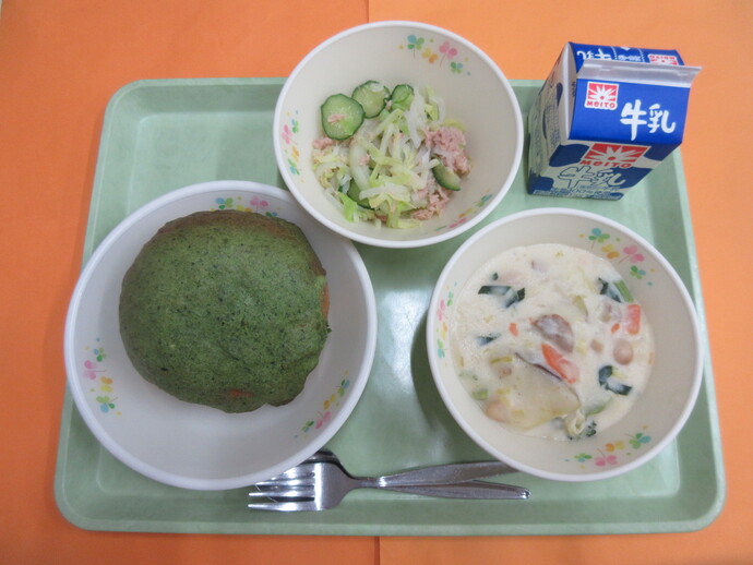 2月17日の給食 小松菜ビスキュイパン 冬のクリーム煮 ツナサラダ 牛乳