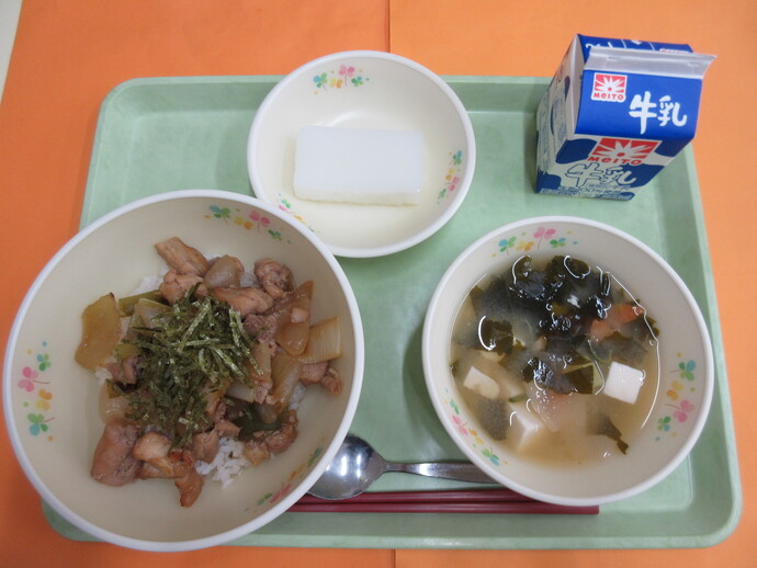 やきとり丼 五目味噌汁 サワーかん 牛乳