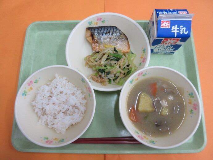 2月19日の給食 ご飯 さつま汁 さばの文化干し ごまあえ 牛乳