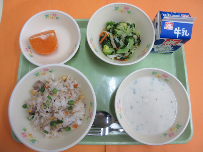 2月20日の給食 とりとごぼうのピラフ ポテトポタージュ ブロッコリーサラダ いよかん → はまさきに変更 (甘くておいしい柑橘のフルーツ) 牛乳